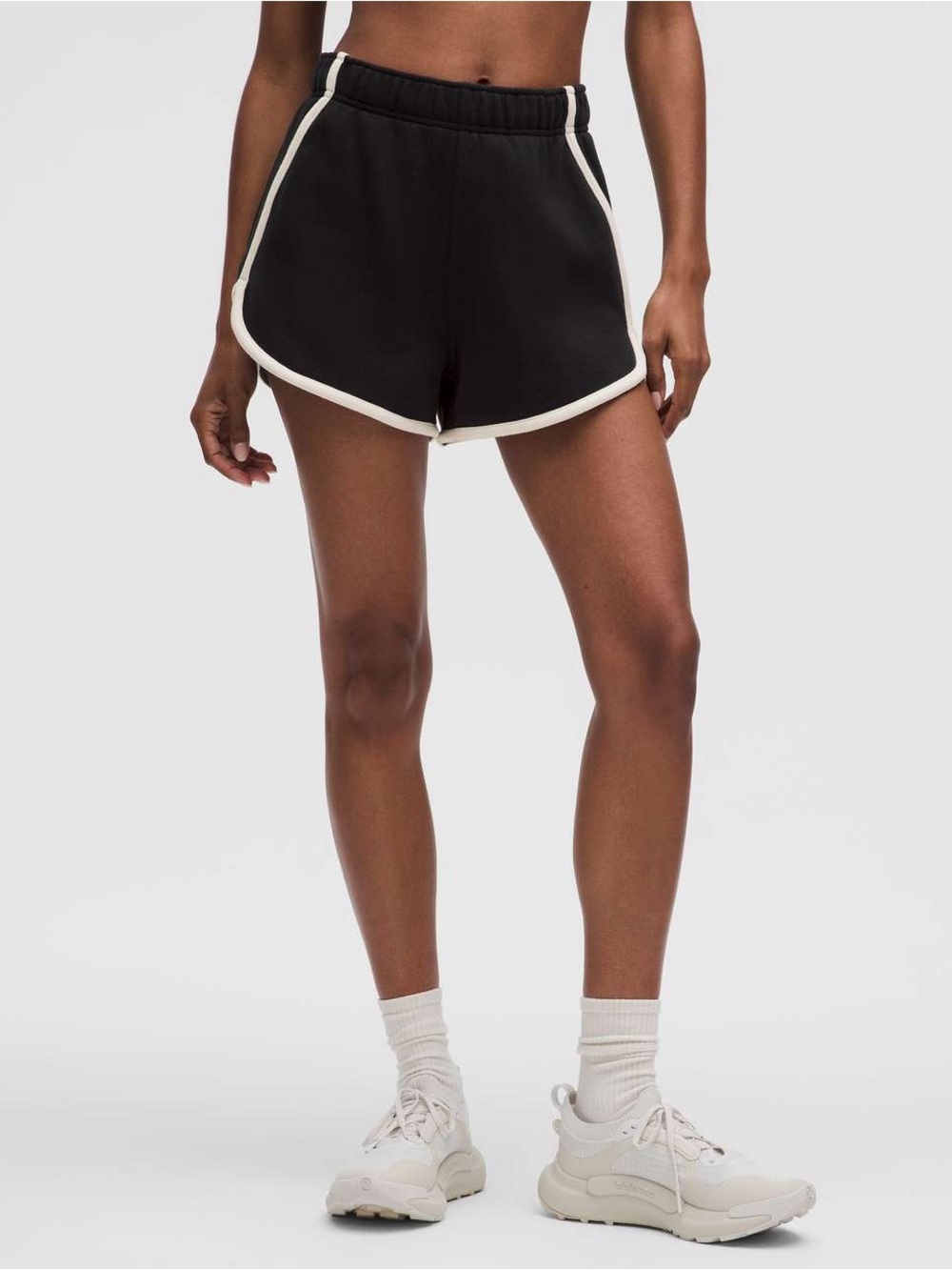 Lululemon Scuba Mid-Rise Oversized Short 3" in Black / Light Ivory Size Small